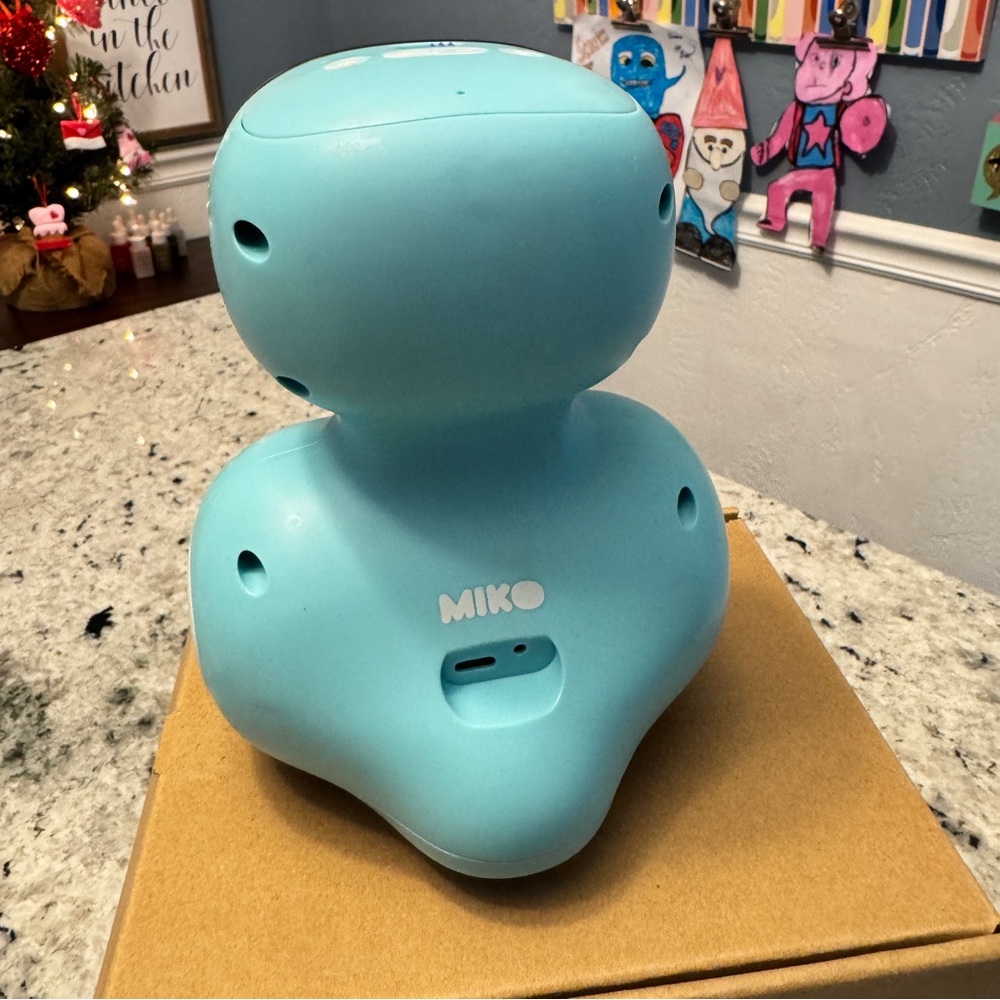 Blue Interactive Robot on Box - Picture 3 of 5